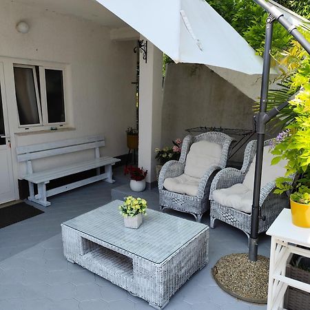 Apartments Poretti For 2,In Center Parking Free In The Yard,6 Min Beach Walk Rovigno Esterno foto