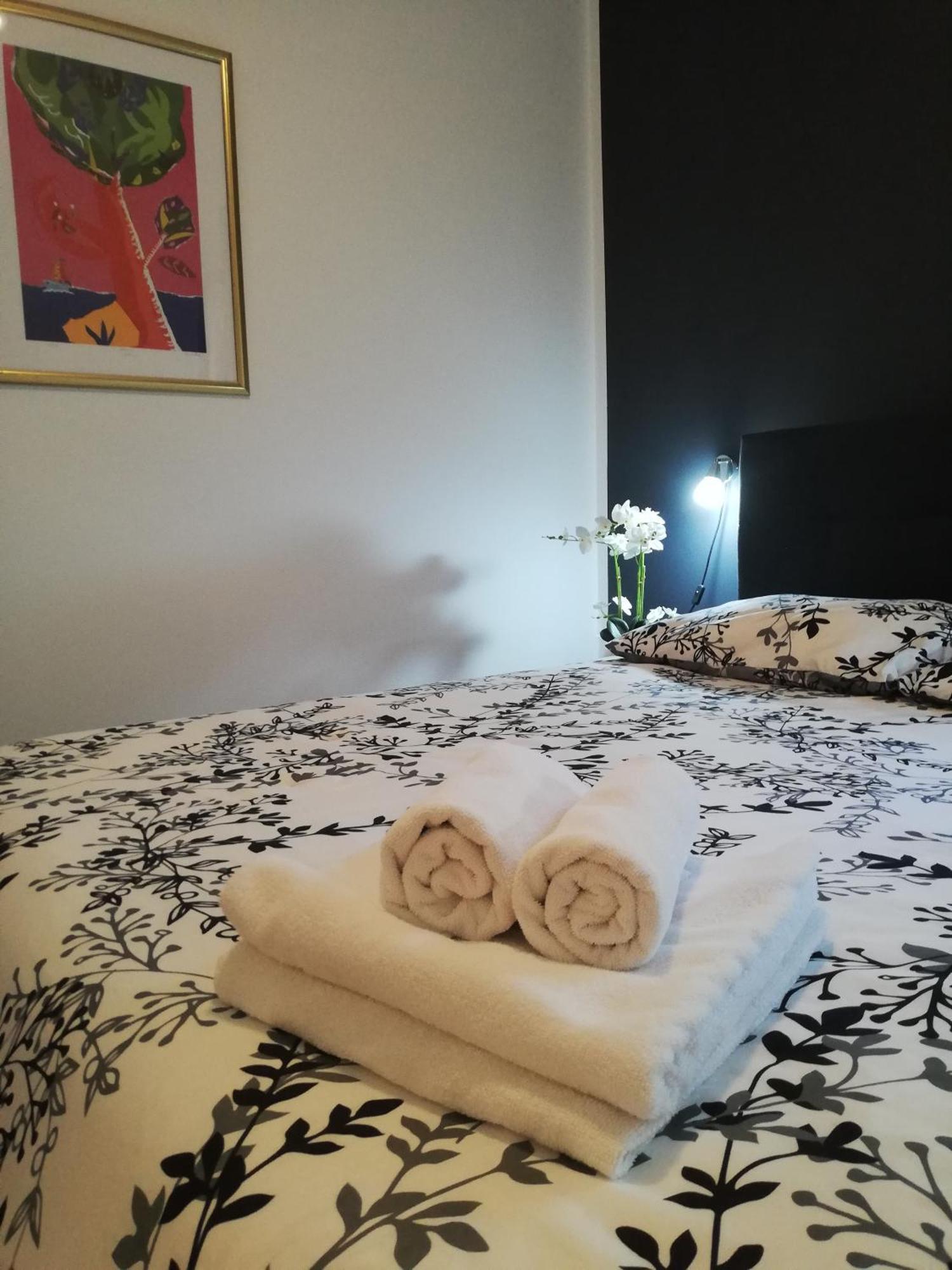 Apartments Poretti For 2,In Center Parking Free In The Yard,6 Min Beach Walk Rovigno Esterno foto