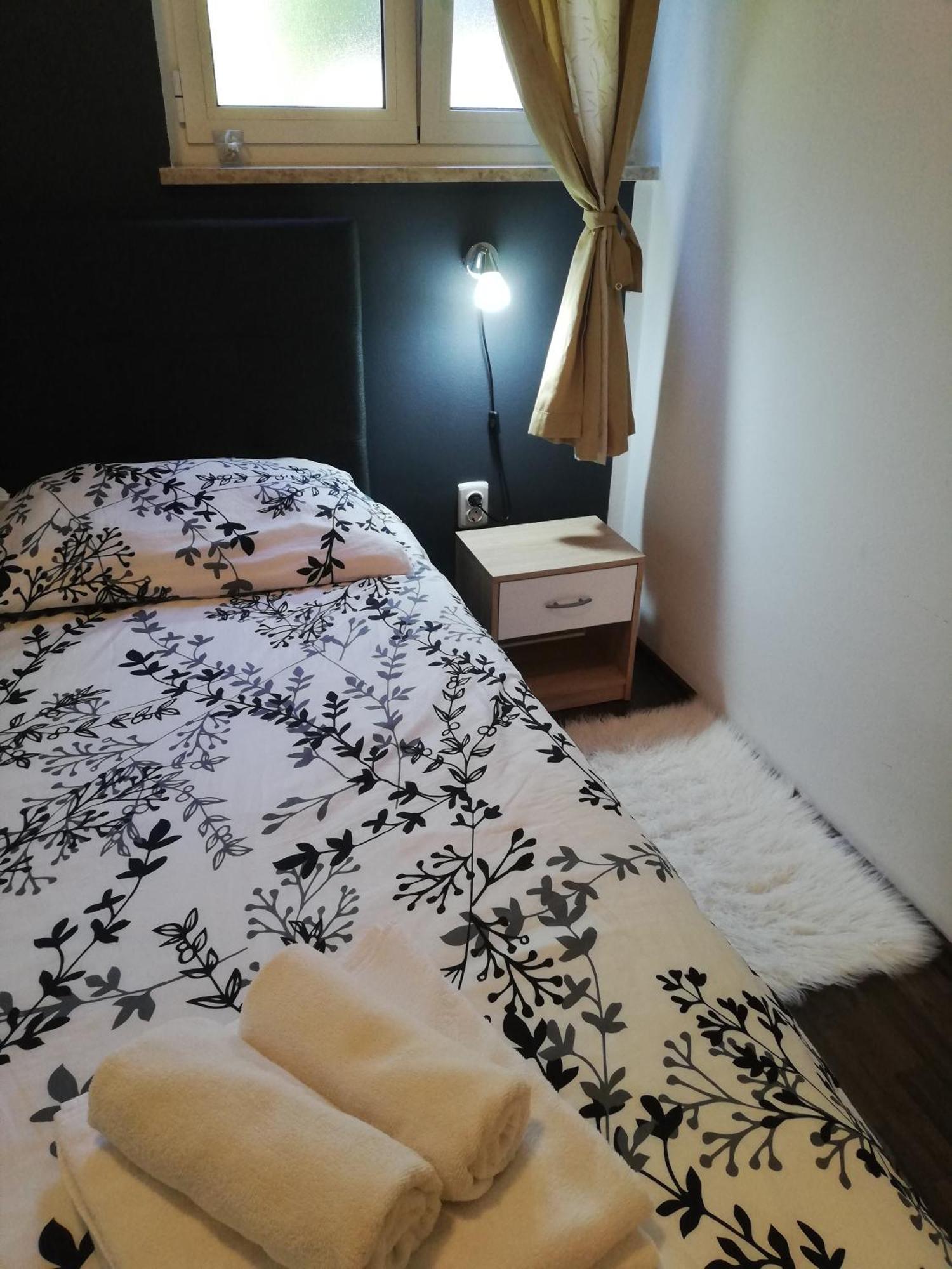 Apartments Poretti For 2,In Center Parking Free In The Yard,6 Min Beach Walk Rovigno Esterno foto