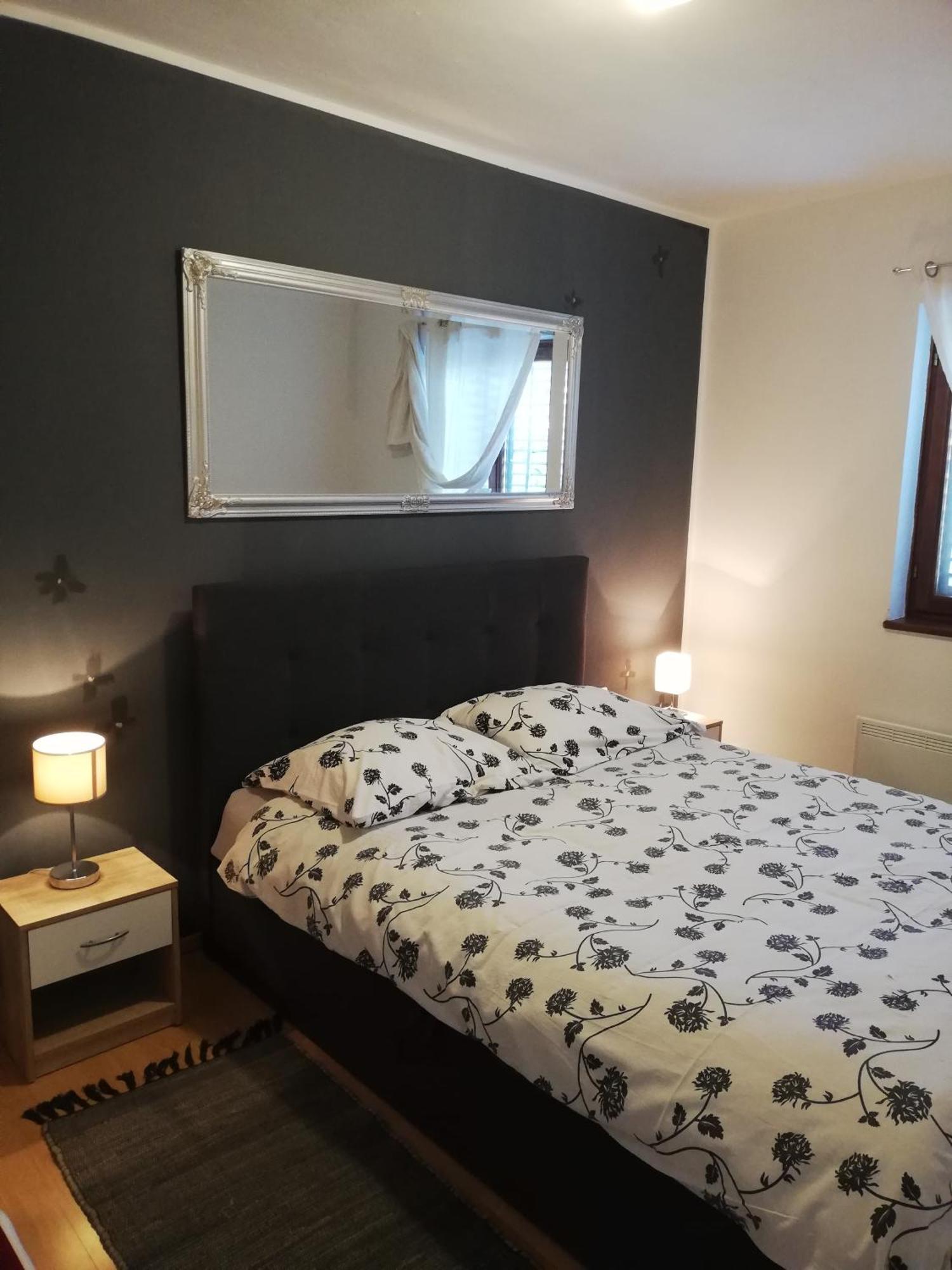 Apartments Poretti For 2,In Center Parking Free In The Yard,6 Min Beach Walk Rovigno Esterno foto