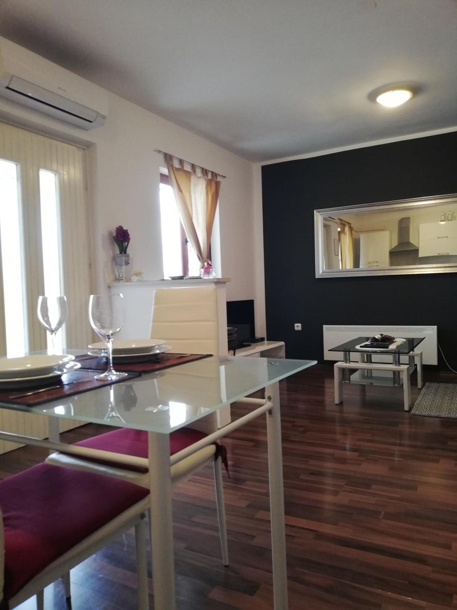 Apartments Poretti For 2,In Center Parking Free In The Yard,6 Min Beach Walk Rovigno Esterno foto