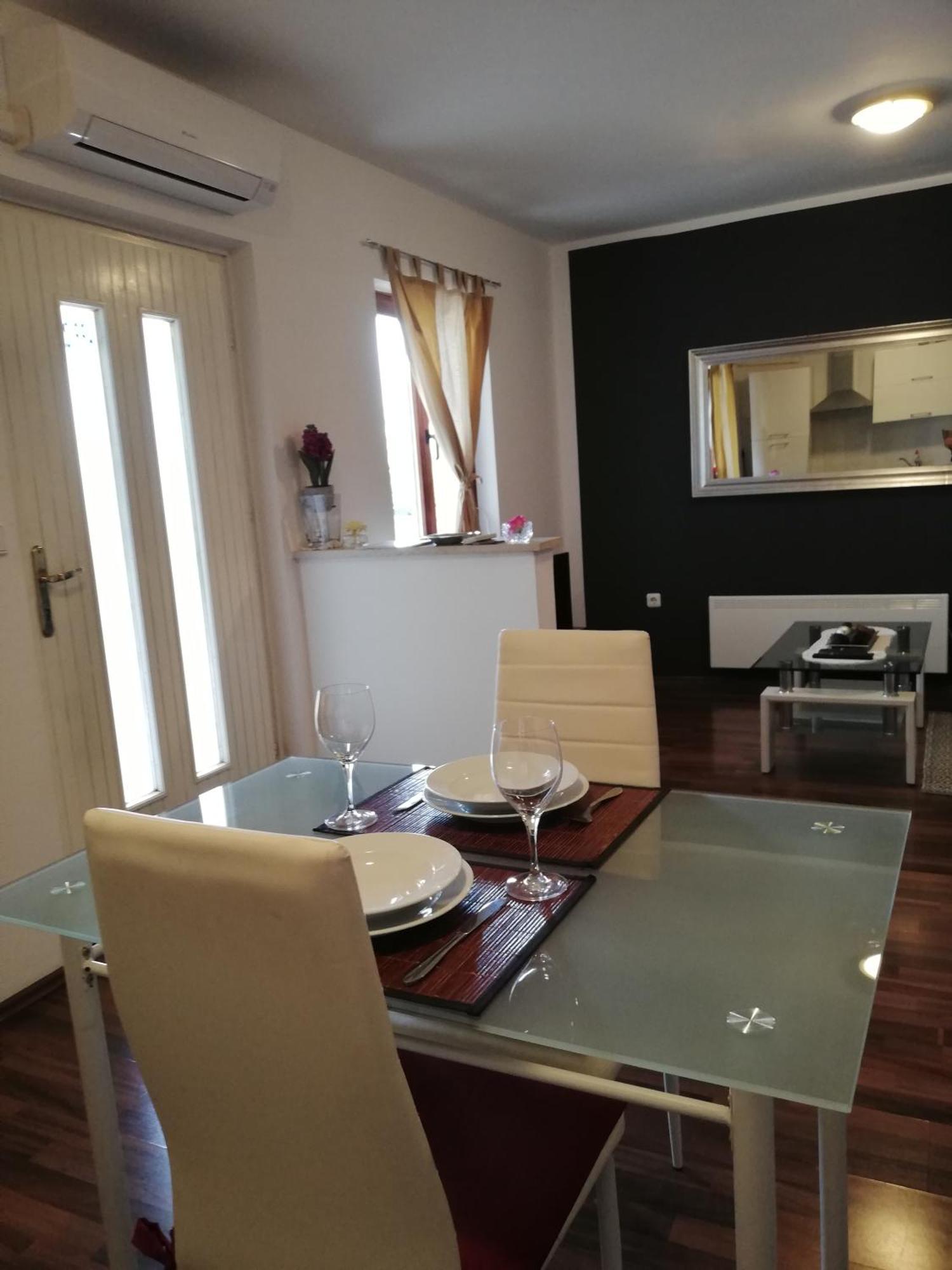 Apartments Poretti For 2,In Center Parking Free In The Yard,6 Min Beach Walk Rovigno Esterno foto