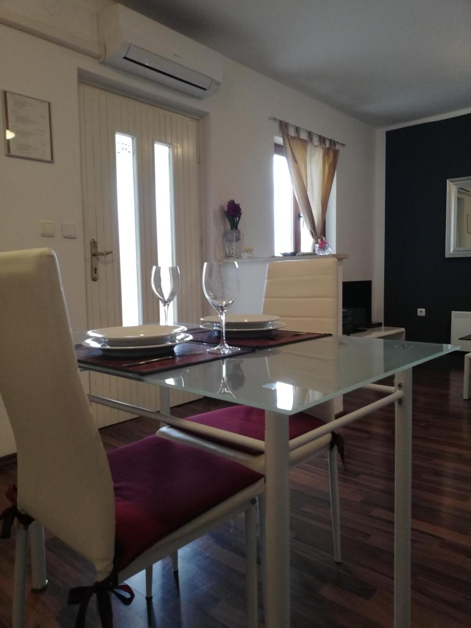 Apartments Poretti For 2,In Center Parking Free In The Yard,6 Min Beach Walk Rovigno Esterno foto