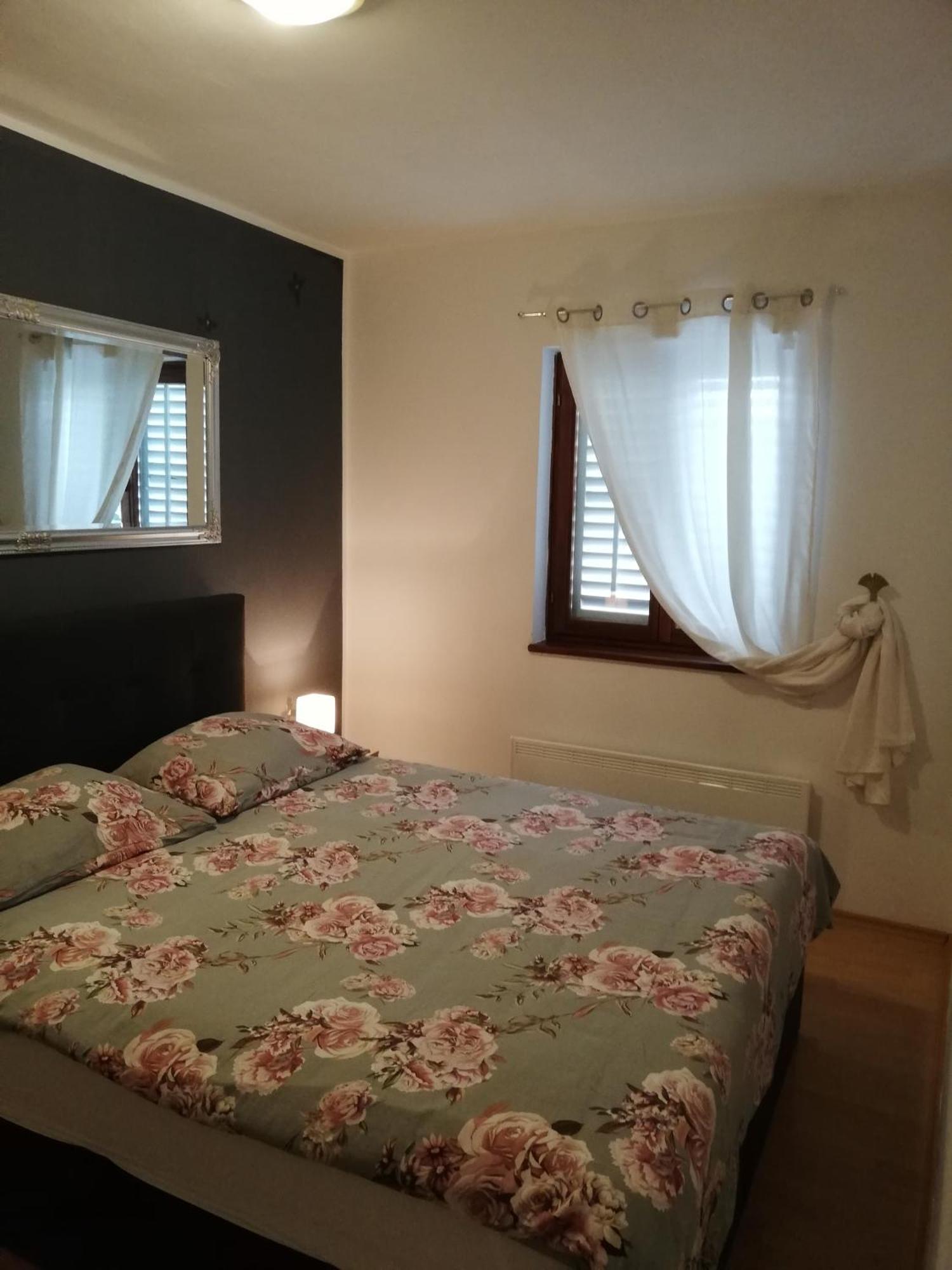 Apartments Poretti For 2,In Center Parking Free In The Yard,6 Min Beach Walk Rovigno Esterno foto
