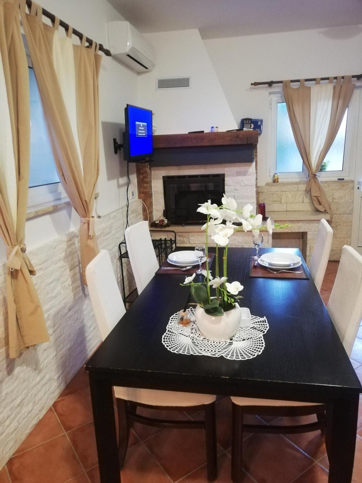 Apartments Poretti For 2,In Center Parking Free In The Yard,6 Min Beach Walk Rovigno Esterno foto