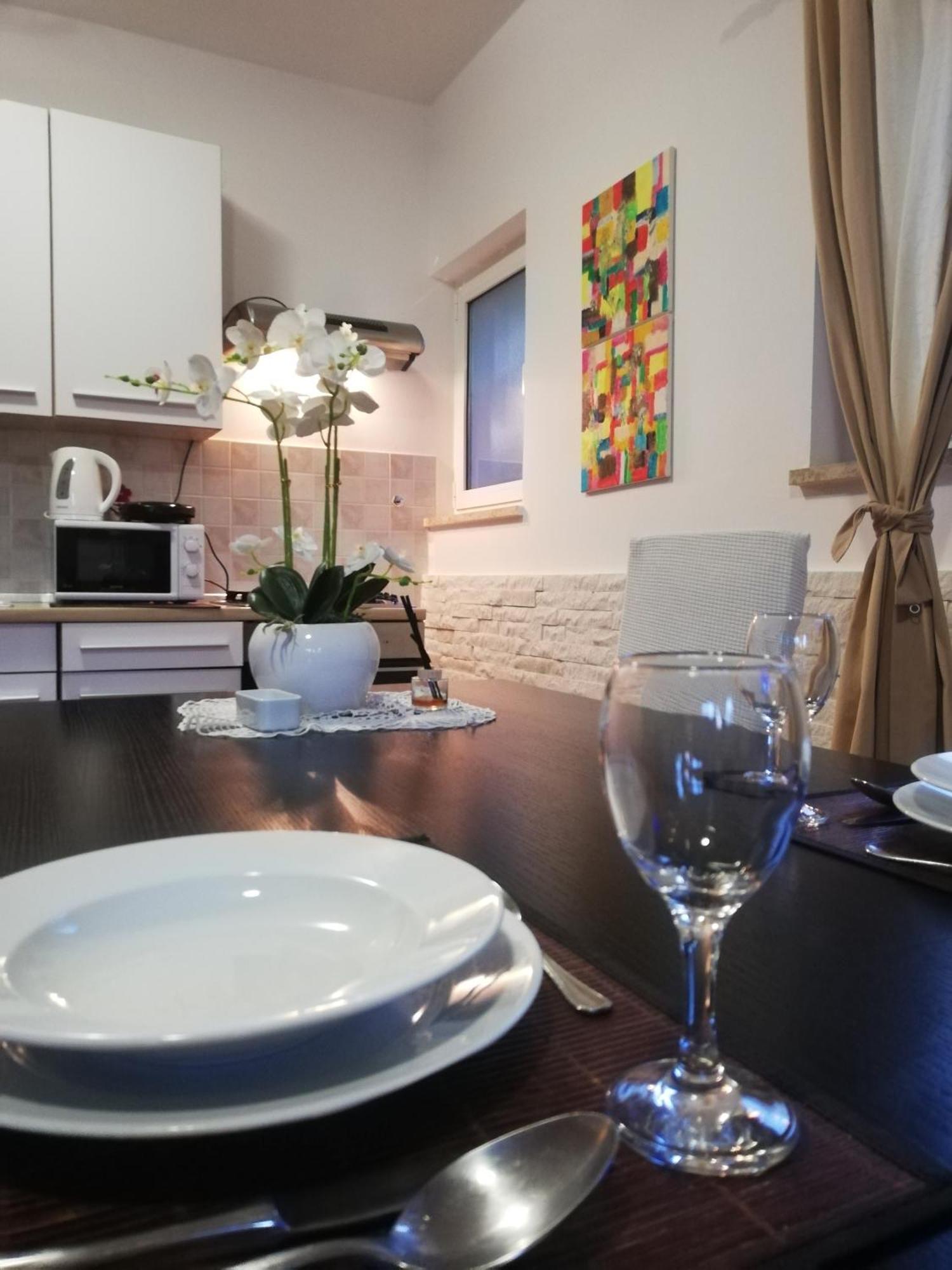 Apartments Poretti For 2,In Center Parking Free In The Yard,6 Min Beach Walk Rovigno Esterno foto