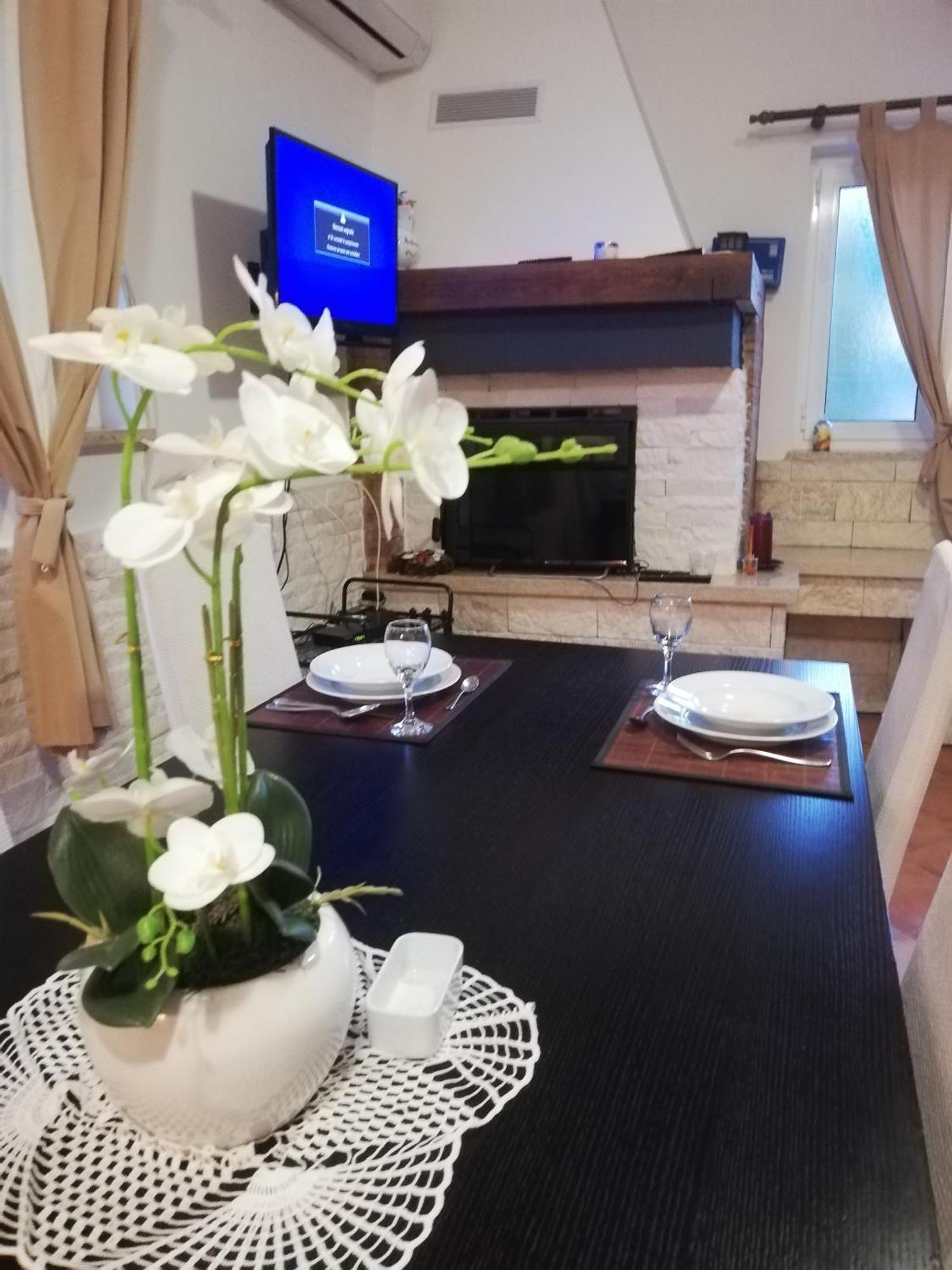 Apartments Poretti For 2,In Center Parking Free In The Yard,6 Min Beach Walk Rovigno Esterno foto